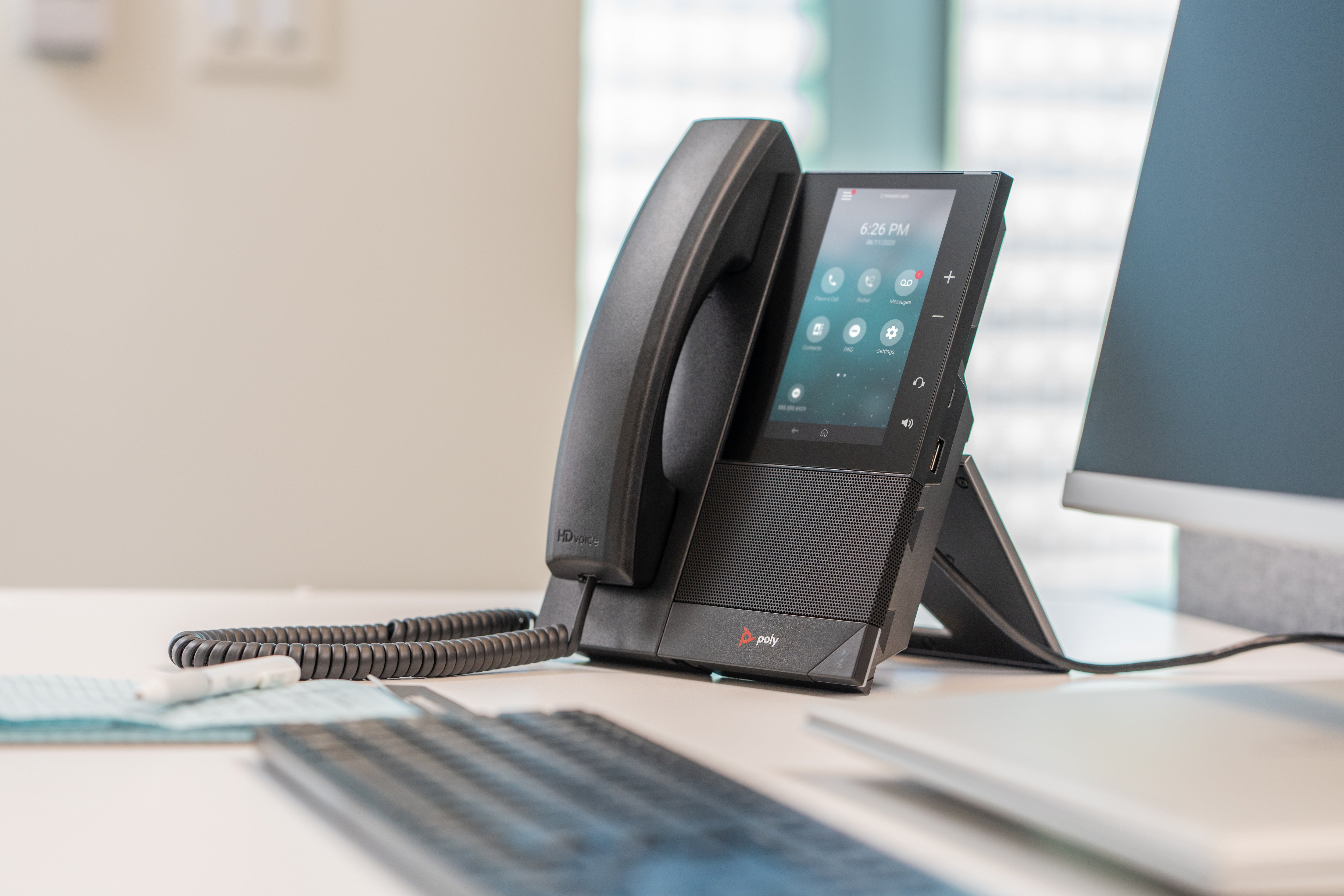 Poly Téléphone multimédia professionnel CCX 500 avec Open SIP et compatible PoE