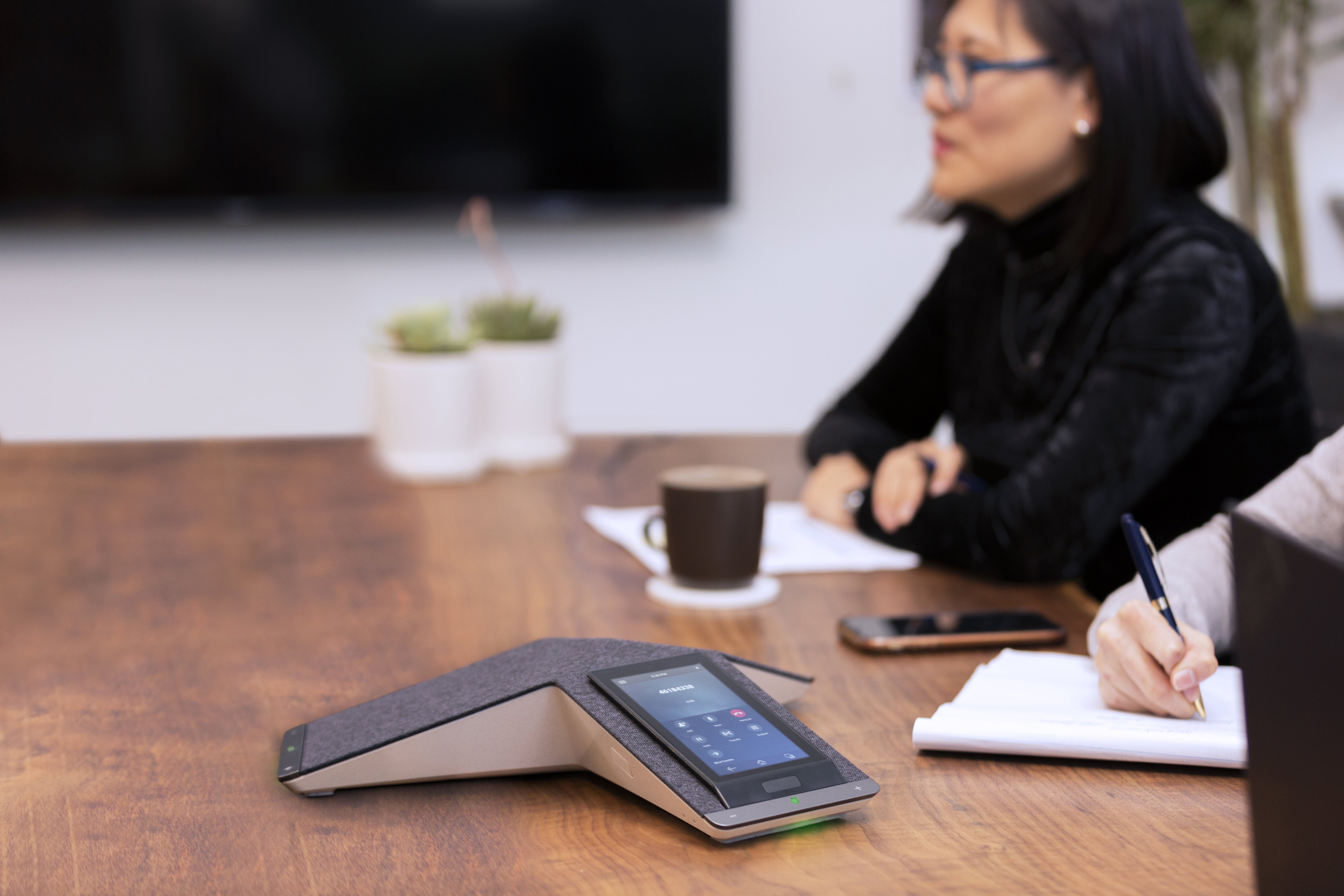 Poly Téléphone de conférence IP Trio C60 pour Microsoft Teams, radio complète et compatible PoE