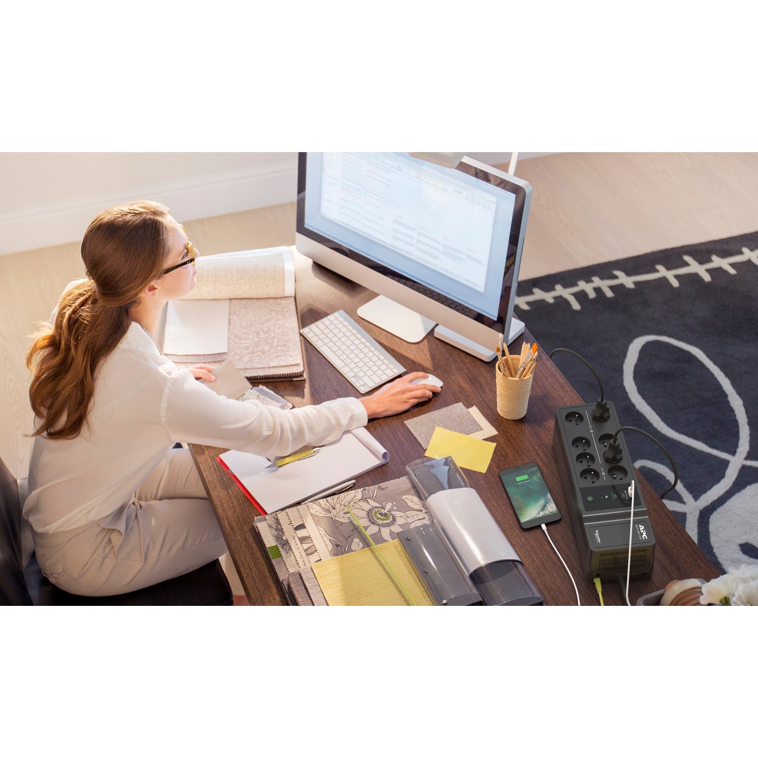 APC Back-UPS BE1050G2-FR - Onduleur 8x broches terre (Belgique), 1050VA, 2 chargeurs USB, 1 port data USB