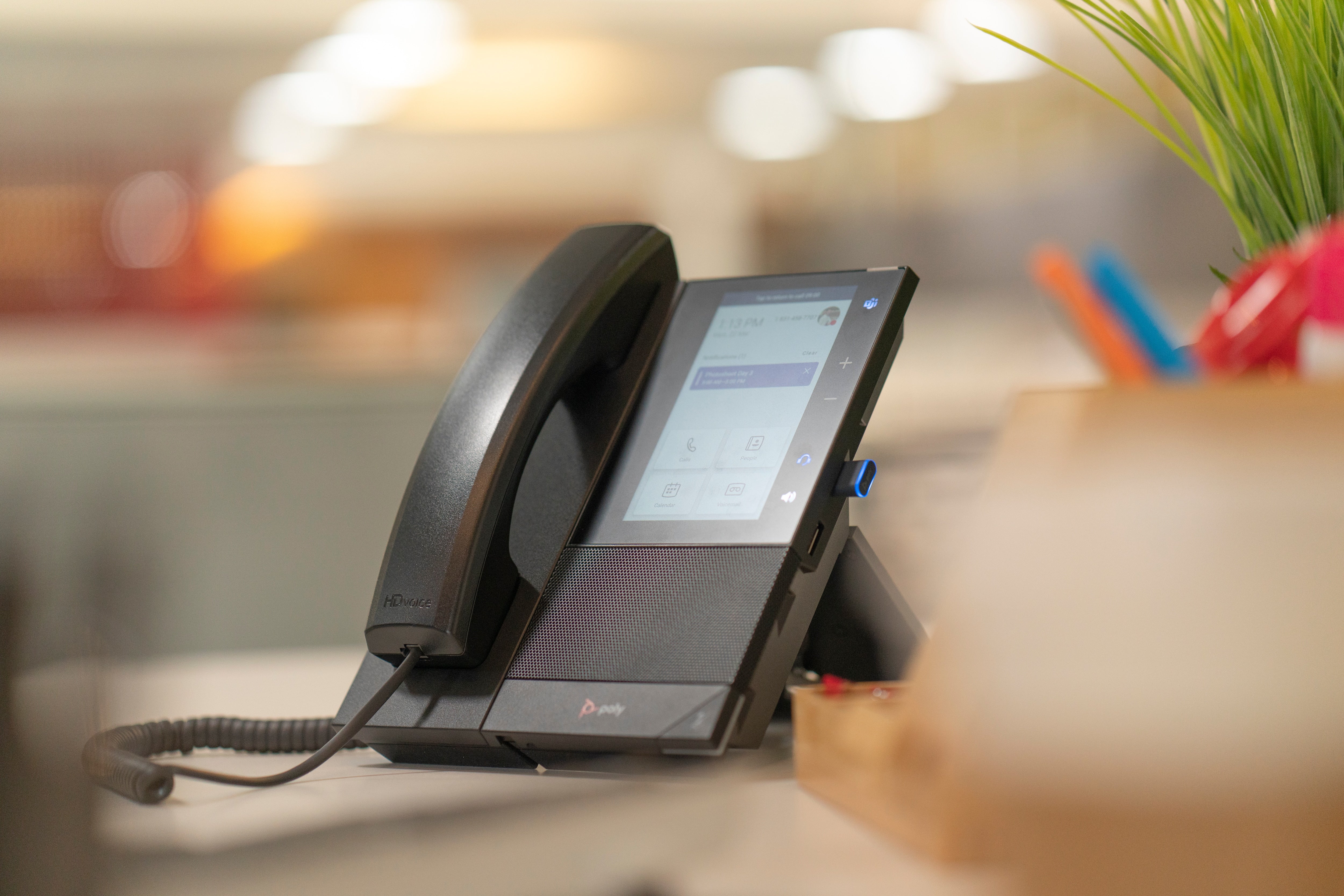Poly Téléphone multimédia professionnel CCX 500 avec Open SIP et compatible PoE