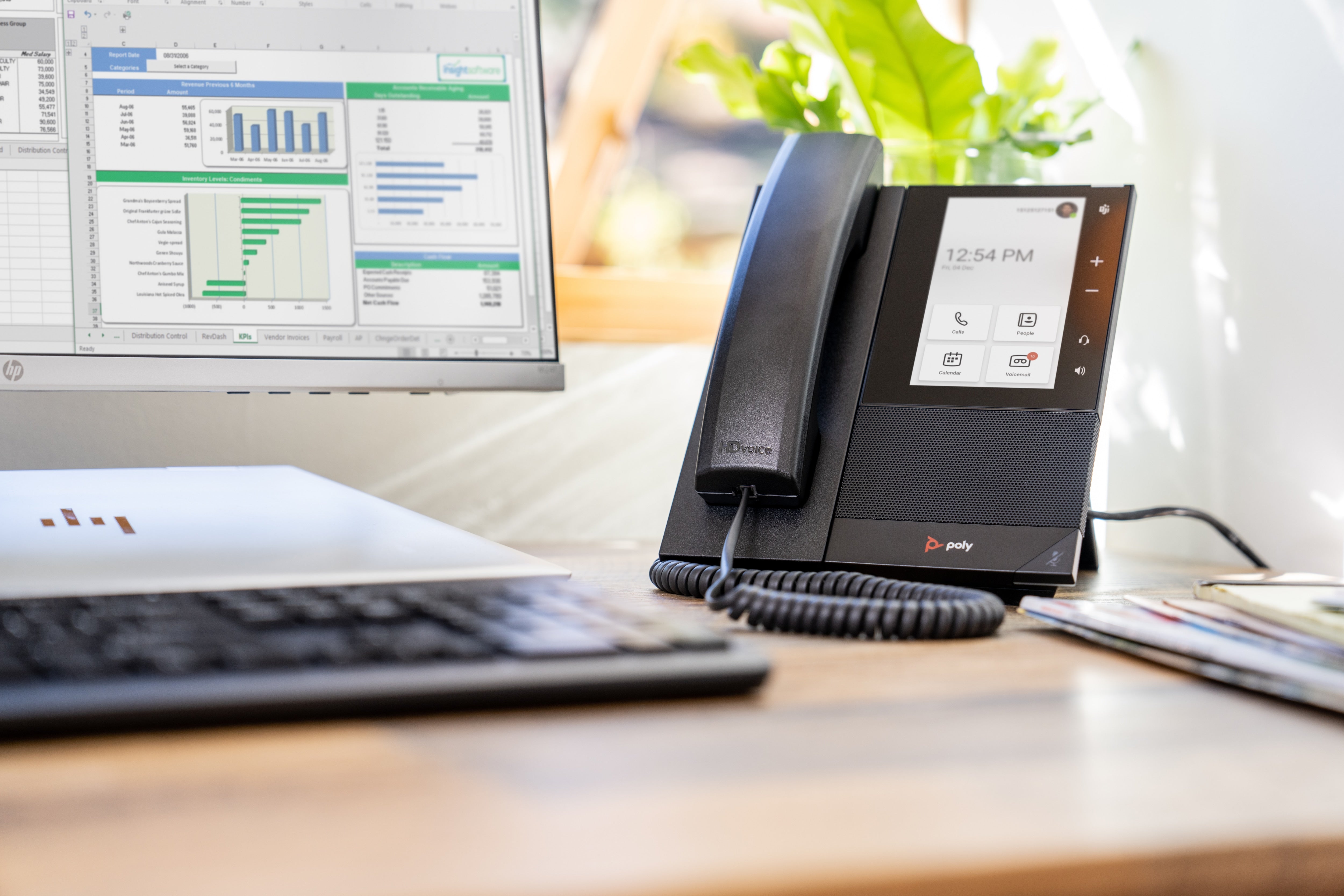 POLY Téléphone multimédia professionnel CCX 500 pour Microsoft Teams et compatible PoE