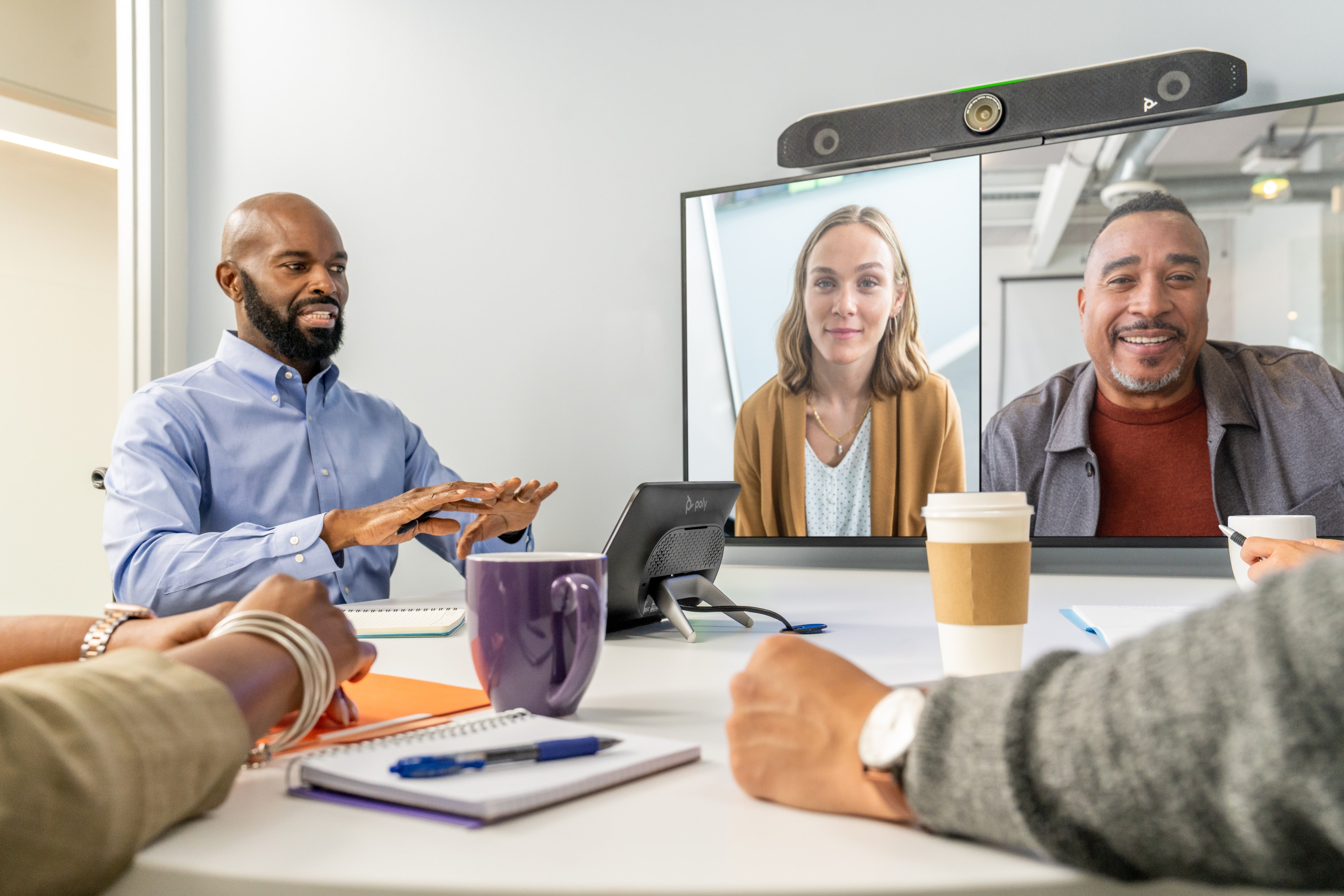 Poly Barre de visioconférence tout-en-un Studio X52 avec kit de contrôleur TC10