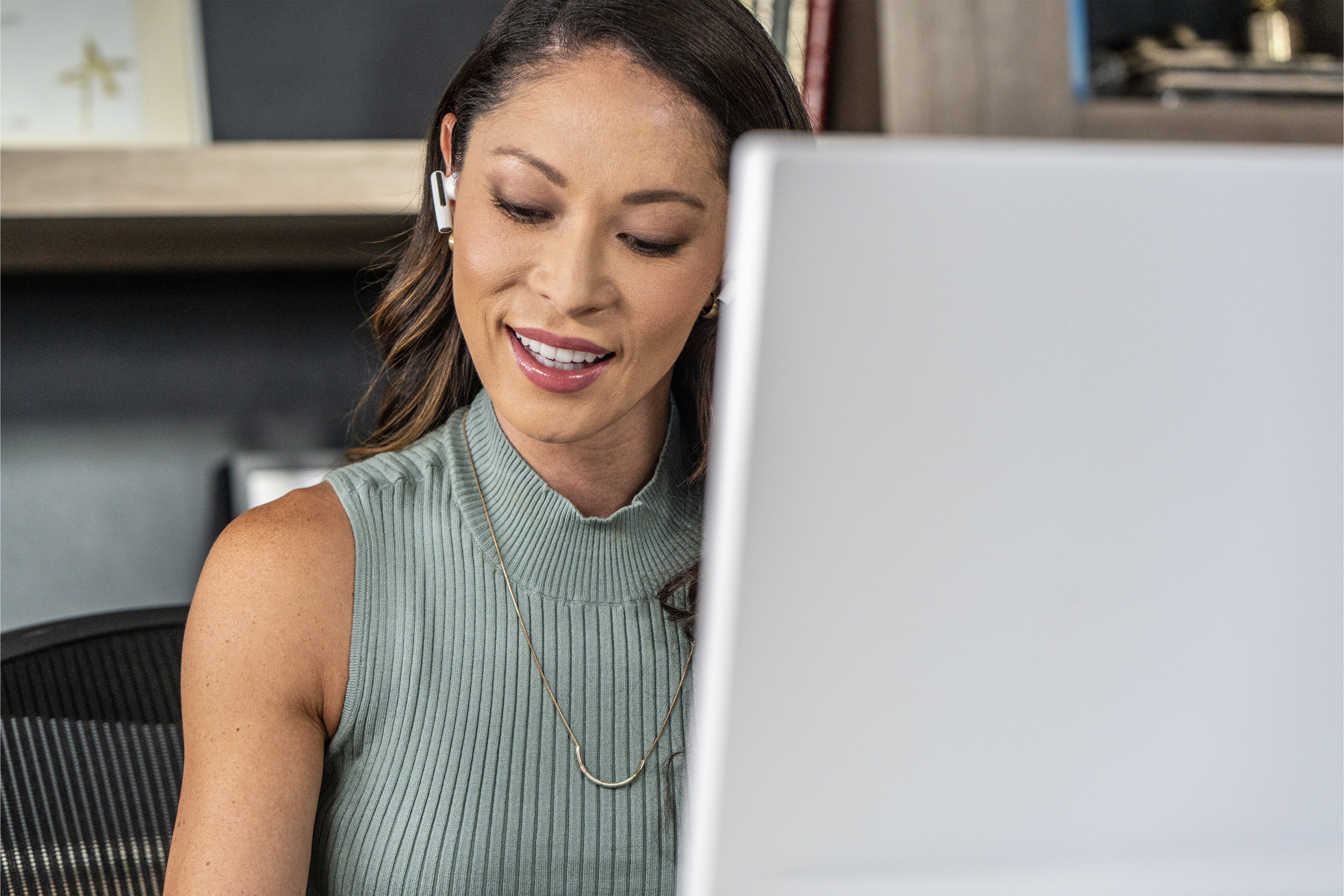 Poly Écouteurs noir charbon Voyager Free 60 UC +adaptateur USB-C BT700 + étui de charge de base